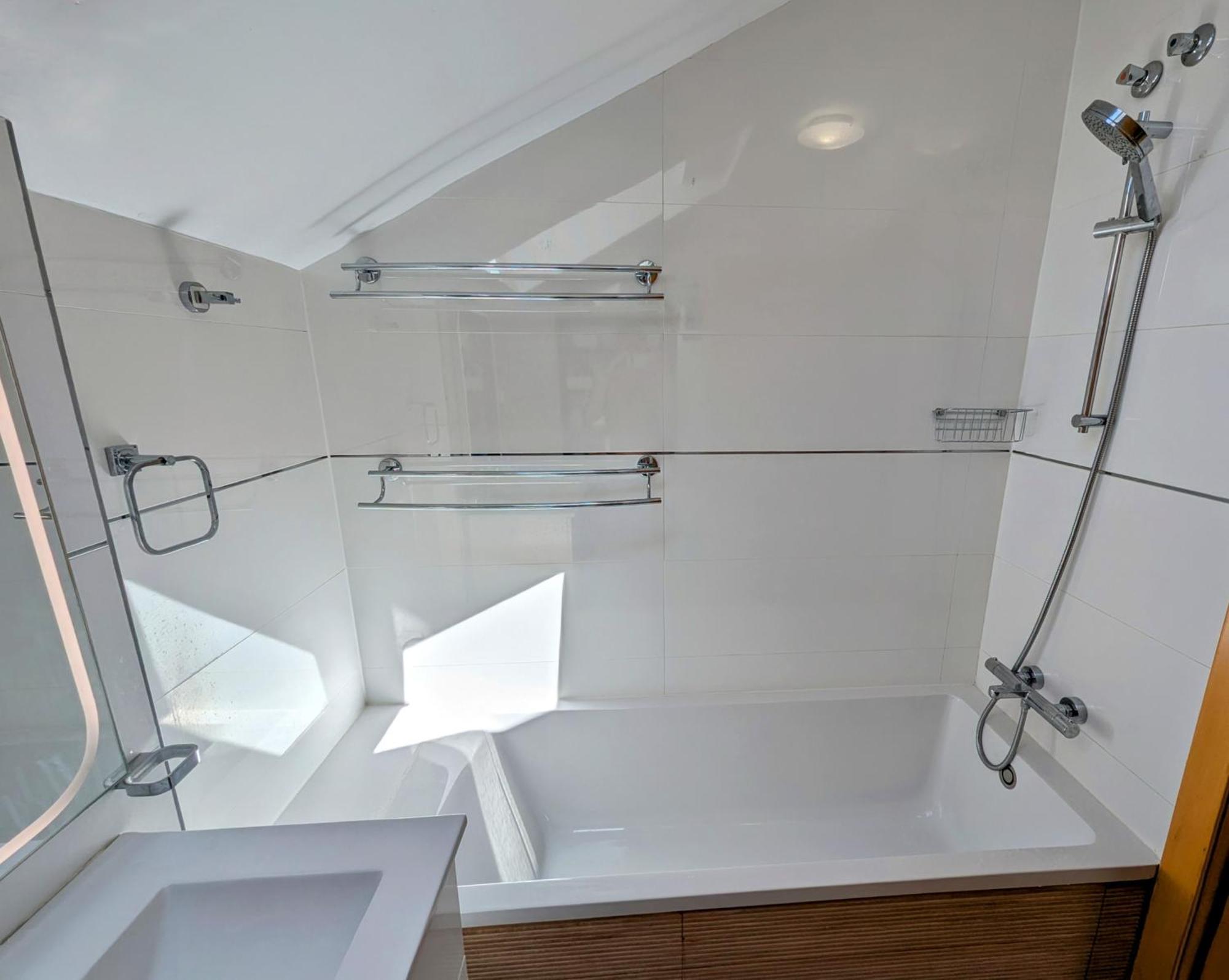 Modern Penthouse - 1 Min From The